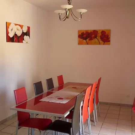 Fedelisa Vila *